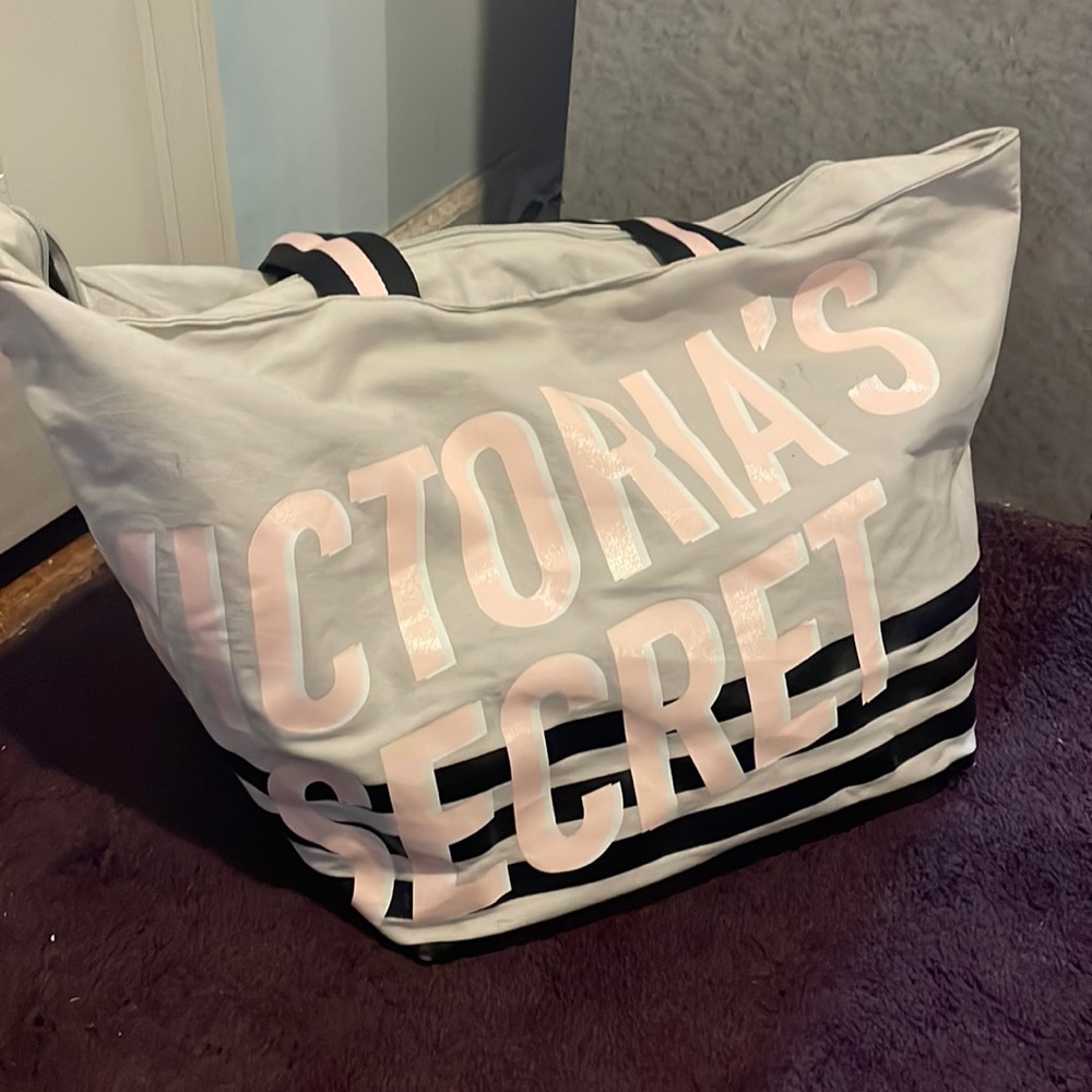 VS Weekender Duffel Bag